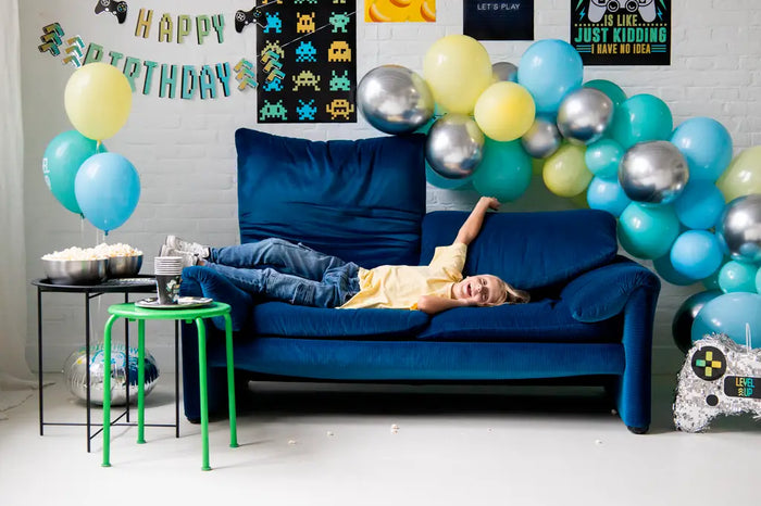 Level Up barnkalas med ballonger, gamingdekorationer och piñata i spelkontrolldesign