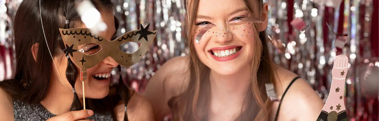 En dekorativ maskeraddräkt med metalliska detaljer.