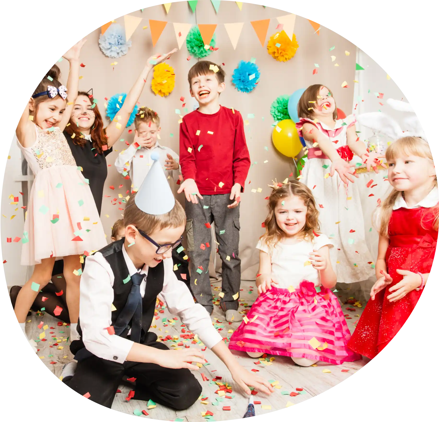 En festlig barnkalas med konfetti, ballonger och färgglada dekorationer.