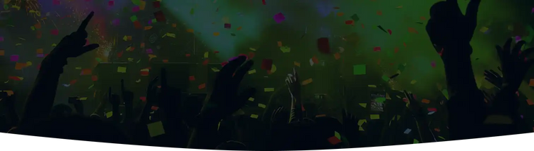 Silhuett av en folkmassa med höjda händer mot en grön upplyst atmosfär.